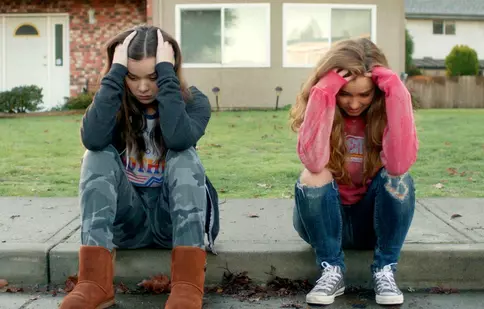 Recomandarea TVmania pentru seara de luni, 18 septembrie: „Probleme la 17 ani”  cu Hailee Steinfeld și Blake Jenner