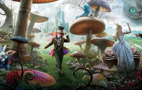 Recomandarea TVmania pentru seara de vineri, 22 septembrie: „Alice în Țara Minunilor”  cu Johnny Deep și Anne Hathaway