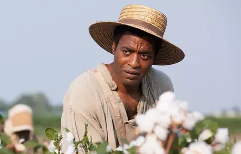 Recomandarea TVmania pentru seara de joi, 5 octombrie: „12 ani de scalvie” cu Chiwetel Ejiofor și Michael Fassbender