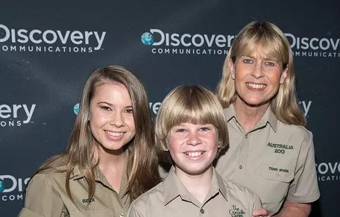 Familia lui Steve Irwin se întoarce la Animal Planet, televiziunea care a făcut din „Vânătorul de crocodili” o vedetă internațională