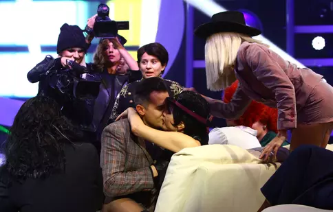 Sărut pasional în ediția de sâmbătă, 7 octombrie, a show-ului „Te cunosc de undeva!”, de la Antena 1