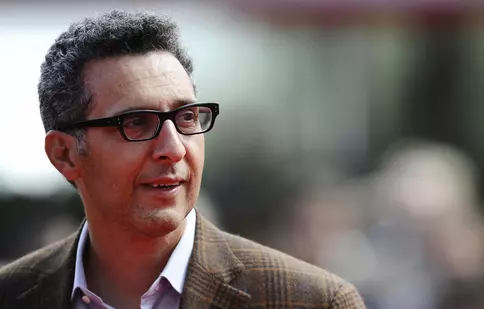 Încă un film se transformă în serial: „Numele trandafirului”