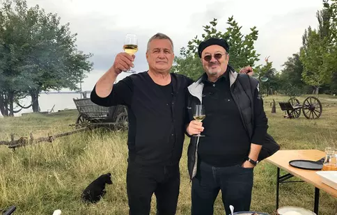 Mircea Dinescu şi Mircea Baniciu înfăşoară clătite umplute cu „Politică şi delicateţuri”