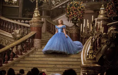 Recomandarea TVmania pentru seara de sâmbătă, 26 mai: „Cenușăreasa” cu Lily James și Richard Madden