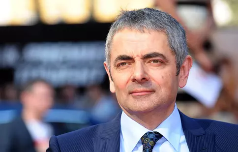 Rowan Atkinson, schimbare uimitoare de look pentru noul său rol din serialul Netflix „Man Vs Bee”
