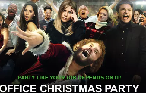 Recomandarea TVmania pentru seara de joi, 14 decembrie: „Super party la birou” cu Jennifer Aniston și Jason Bateman