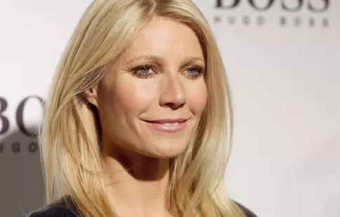 Gwyneth Paltrow s-a logodit cu producătorul de televiziune Brad Falchuk