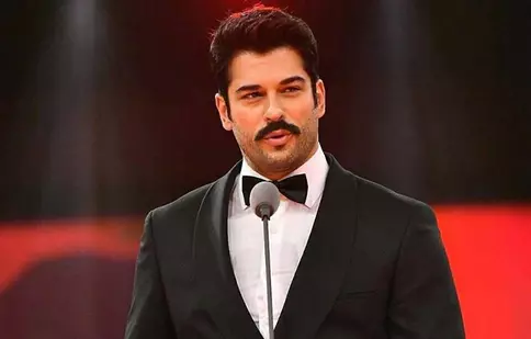 FOTO. Burak Özçivit, “Bărbatul anului” în Turcia. Cum a aratat actorul la gala unde a fost premiat
