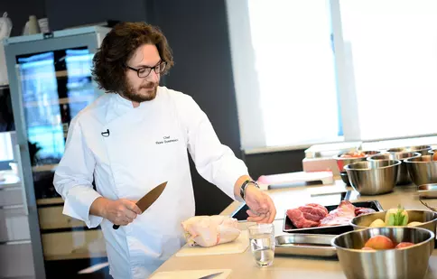 Chef Florin Dumitrescu i-a dezvăluit secretele gastronomiei câștigătorului aplicației „Chefi la cuțite”