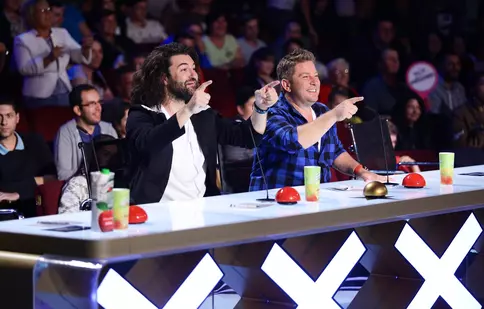 În prima ediție a show-ului, jurații dansează împreună cu publicul pe scena „Românii au talent”