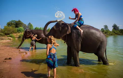 Cursa spre marea finală Asia Express se lasă cu accidentări: Liviu Vârciu și Vica Blochina, cu picioarele julite până la sânge