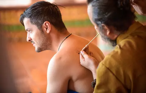 Cele mai înfricoșătoare probe din ,,Asia Express: concurenții vor căra pe ei tarantule vii și se vor tatua într-un templu budist