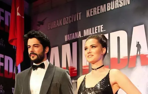 FOTO. Cum au arătat Burak Özçivit şi Fahriye Evcen la premiera filmului „Can Feda”