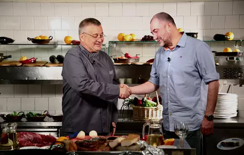 Cătălin Ștefănescu, prezentatorul emisiunii „Garantat 100%”, de la TVR 1, este invitatul lui Mircea Dinescu