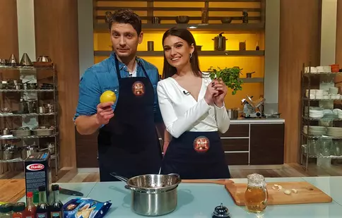Vali Butnaru și Olivia Păunescu, de la pupitrul de știri, în bucătăria ,,Chefi la cuțite”