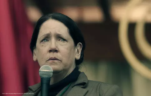 INTERVIU. „Povestea slujitoarei 2”: Actrița Ann Dowd ne-a povestit despre cum a fost să o interpreteze pe mătușa Lydia