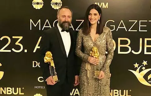 Bergüzar Korel şi Halit Ergenç au strălucit la o gală unde au fost premiaţi