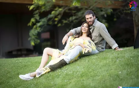 Can Yaman şi Demet Özdemir se întorc pe micile ecrane din Turcia