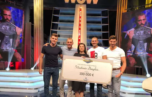 Aseară, la „WOWbiz”, lui VLADIMIR DRĂGHIA, câștigătorul „EXATLON România”, i-a fost înmânat premiul de 100.000 EURO