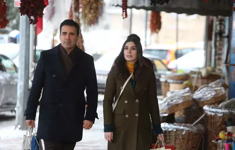 EXCLUSIV. Ce fac vara aceasta protagoniştii din „Dragoste şi ură”, Burcu Kıratlı şi Emrah Erdogan