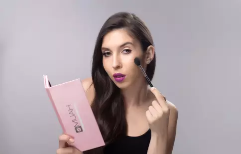 Află care sunt produsele de make-up multifuncționale din trusa ta