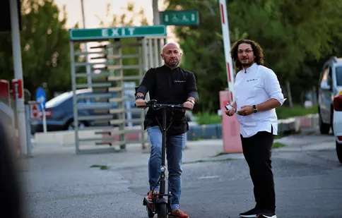 În timpul filmărilor sezonului 6, trotineta electrică este noua jucărie a juraților de la „Chefi la cuțite”