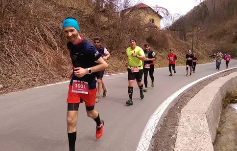 TVR 1 difuzează noi reportaje din seria „Dosar România”. Sâmbătă, 21 iulie, vom vedea „Viaţa măsurată în kilometri”