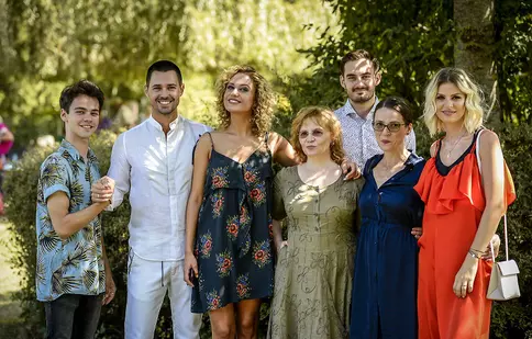 GALERIE FOTO. Noul sezon „Fructul oprit”, sărbătorit de actori și jurnaliști, pe platourile de filmare din Snagov