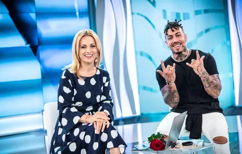 Alex Velea prezintă emisiunea „Acces Direct”, alături de Simona Gherghe