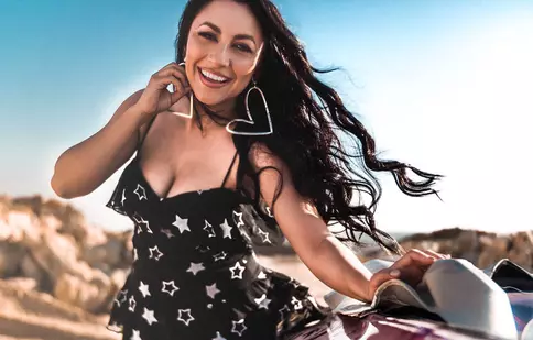 Andra a colaborat cu Enrique Iglesias și Descemer Bueno pentru piesa „Nos fuimos lejos”