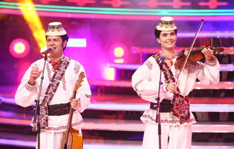 Alina Pușcaș și Cosmin Seleși se transformă în frații Petreuș, la „Te cunosc de undeva!”