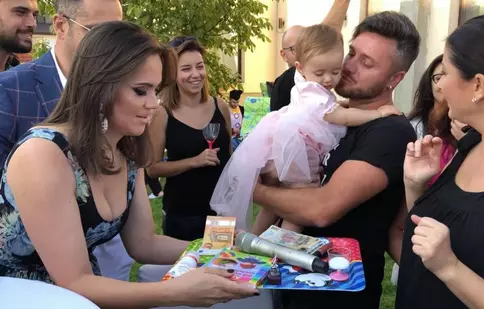 FOTO. Gabriela Cristea i-a rupt turta fetiței sale: „Am avut privilegiul sã trãiesc cea mai frumoasă și mai caldă zi din viaţa mea”