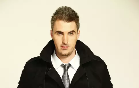 Ernest revine pe micile ecrane cu un nou sezon al emisiunii „Ochii din umbră”, duminică, de la ora 22:00, la Kanal D