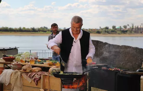 FOTO. La Cetate, Dinescu găteşte cu şi pentru actorul Lucian Ghimişi