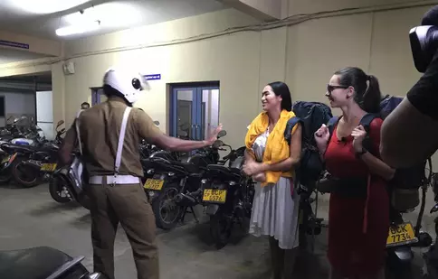 GALERIE FOTO. Iuliana Luciu şi Margherita de la Clejani au ajuns la poliţie în Sri Lanka