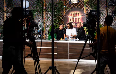 Primul bucătar român apărut la televizor îi jurizează pe chefii Scărlătescu, Dumitrescu și Bontea