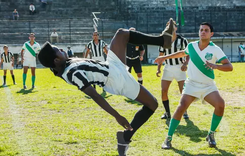 GALERIE FOTO. TVR 1 difuzează vineri filmul „Pele”, povestea eroului de la periferia oraşului Sao Paolo