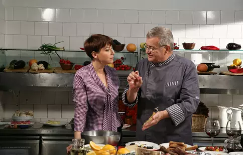 GALERIE FOTO. Dinescu face echipă cu Aspirina în bucătărie, la „Politică şi delicateţuri”, de la TVR 1