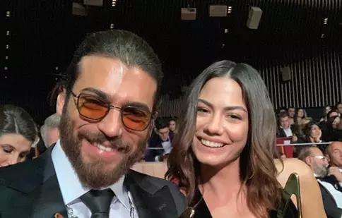 GALERIE FOTO. Can Yaman şi Demet Özdemir cântă împreună la “Vocea Turciei” de Revelion