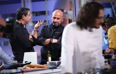 Chefii își aleg bucătarii și află culorile tunicilor în care vor lupta