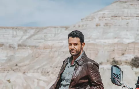 Keremcem, îndrăgitul actor turc, revine în casele românilor, de astăzi, în serialul „Dragoste și ură”