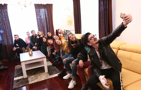 Vizită surpriză în casa „X Factor”. Află ce vedete au sfătuit concurenții înainte de galele live!