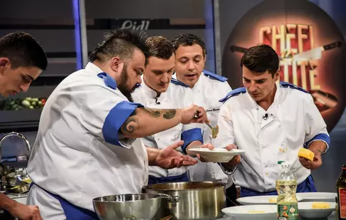 Tensiune maximă între concurenți, la „Chefi la cuțite”:  „El este cel mai “șmecher”. Noi toți suntem niște fraieri!”