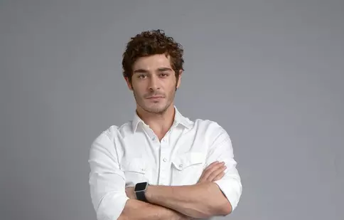 Burak Deniz, din serialul „Povestea noastră”, un sprijin de nădejde pentru Hande Erçel