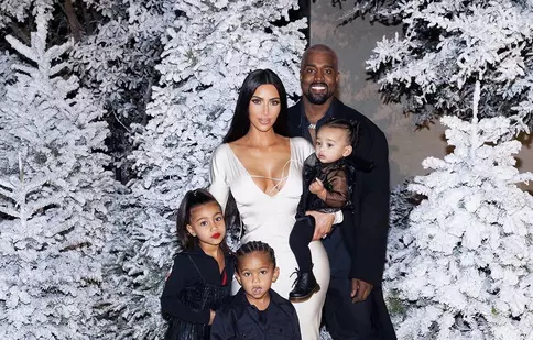 Kim Kardashian a confirmat oficial că al patrulea copil al său va fi cu ajutorul unei mame surogat. Câți copii mai vrea vedeta să aibă