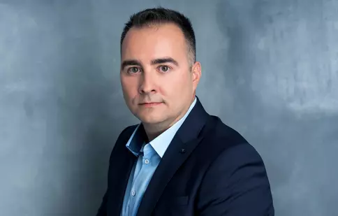 Rareș Năstase intră în lumea copiilor consumatori de droguri, duminică, la „România, te iubesc!”