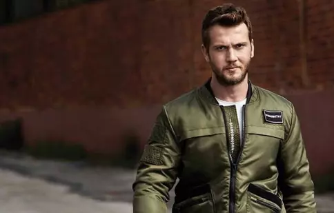 GALERIE FOTO. Cum au arătat actorii Aras Bulut Iynemli şi Can Yaman la gala „GQ Men of the Year”