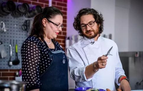 Chef Florin Dumitrescu, curs de gătit alături de câștigătorul aplicației „Chefi la cuțite”