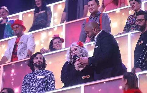 GALERIE FOTO. „Cântă acum cu mine”: Un electrician de 56 de ani a încercat să-i ridice în picioare pe cei 100