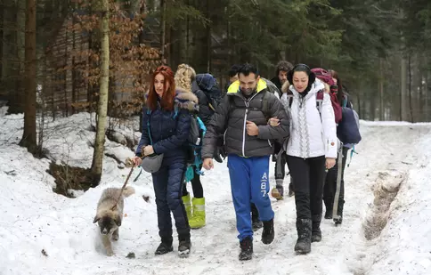 GALERIE FOTO. Bandiții “atacă” ferma! În această seară, cei șapte concurenți din cabană se mută în fermă